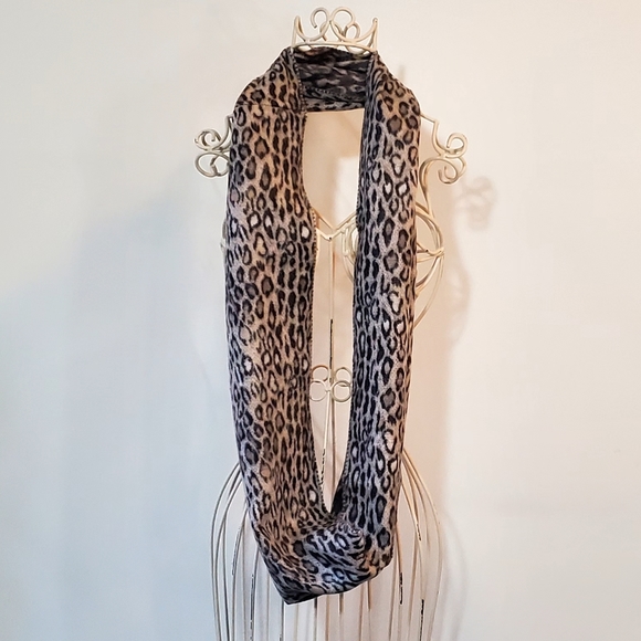 V. Fraas Cashmink Leopard Infinity Scarf - Picture 1 of 6